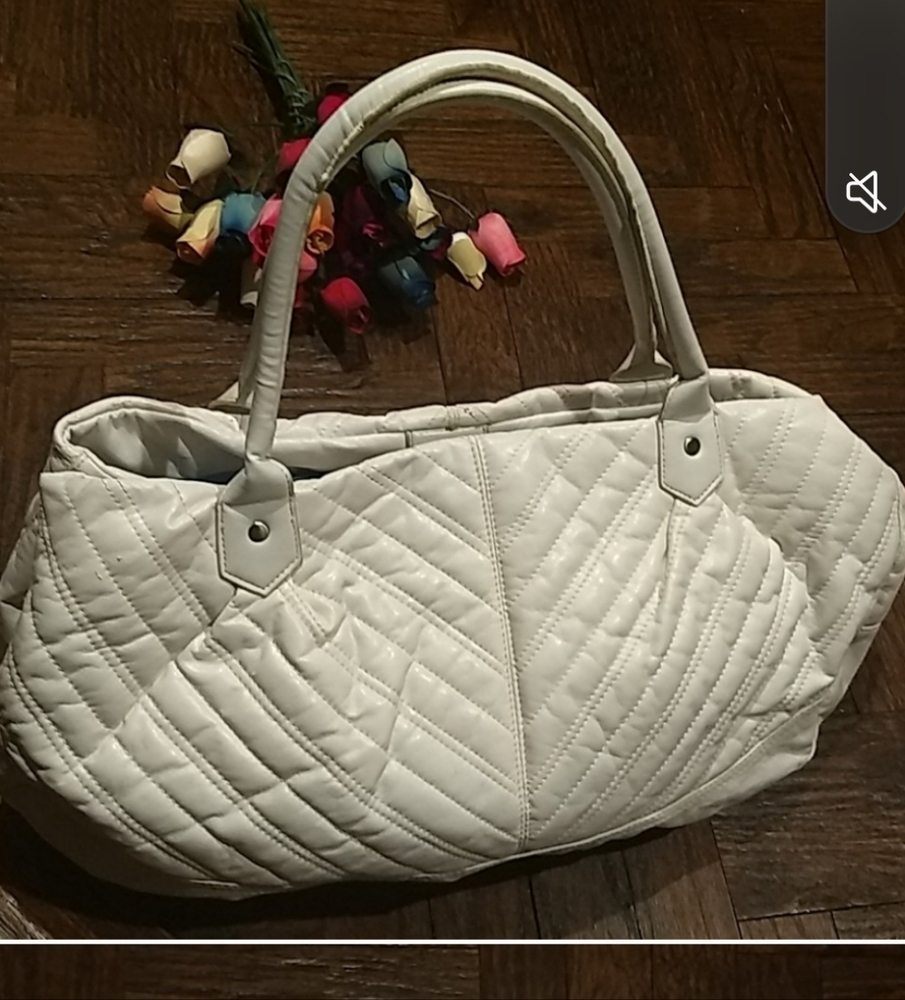 New Mark  Quilt trip bag White 🤍💙
